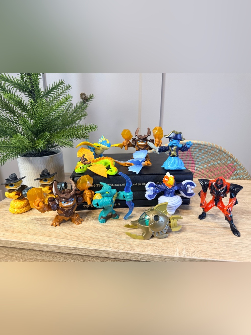 SKYLANDERS x 12 FIGURES SPYRO + toys McDonalds Happy Meal Activision bulk lot